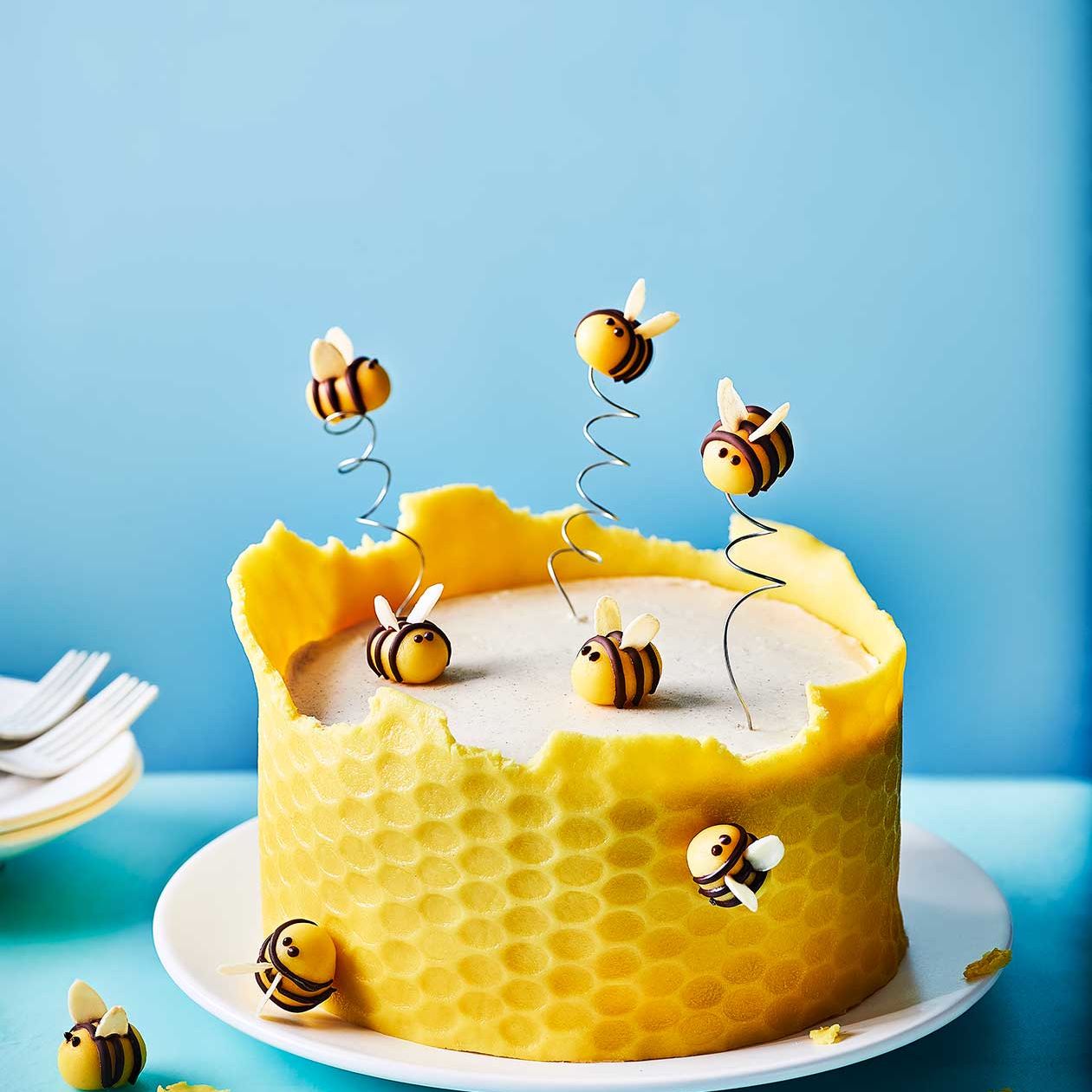 The Bees Knees Star Fill-In Cake - Wilton