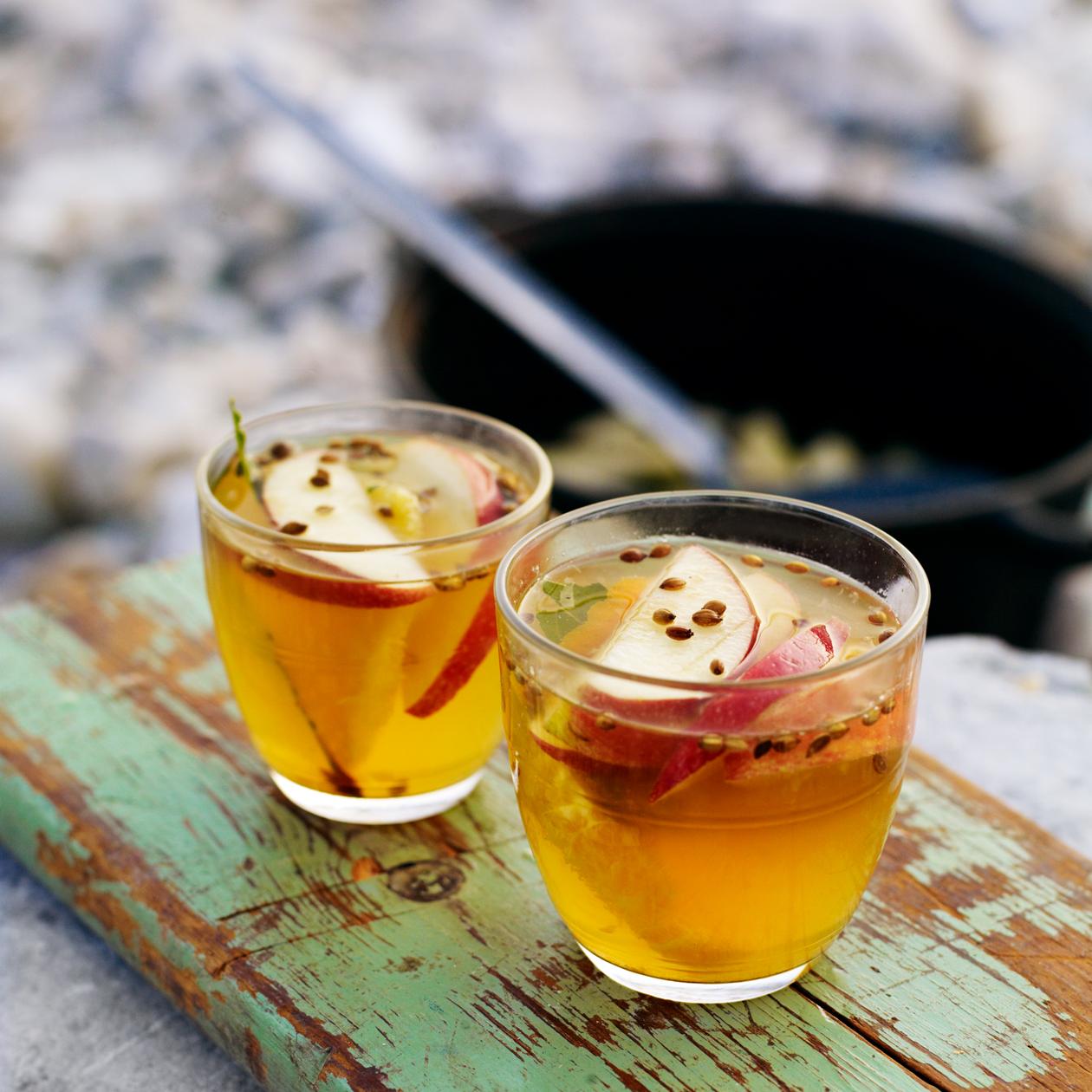 https://www.sainsburysmagazine.co.uk/uploads/media/1800x1800/08/6798-Hot-toddy-with-bay-leaves-and-orange.jpg?v=1-0