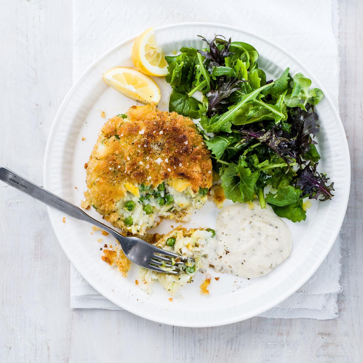 A café lunch of Smoked Haddock fish cakes with French Fried potatoes mushy  peas, a slice of lemon and parsley garnish fish cake cut open Stock Photo -  Alamy