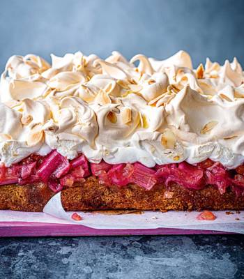 Rhubarb mess cake