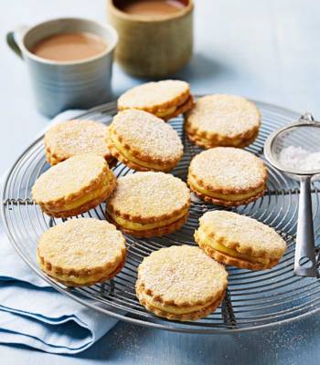 Tea and toast sandwich cookies