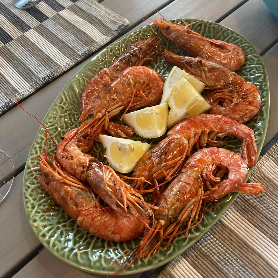 Fresh prawns barbecued at home